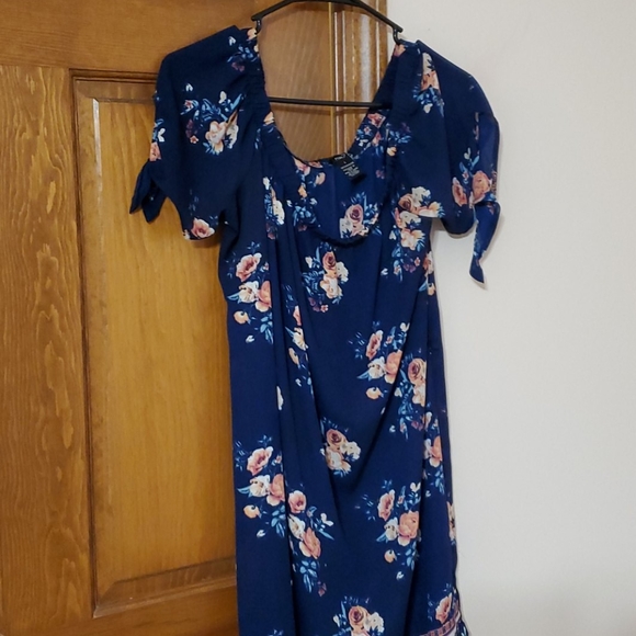 Rue21 Dresses & Skirts - Mid length Rue21 L short sleeve dress,pretty